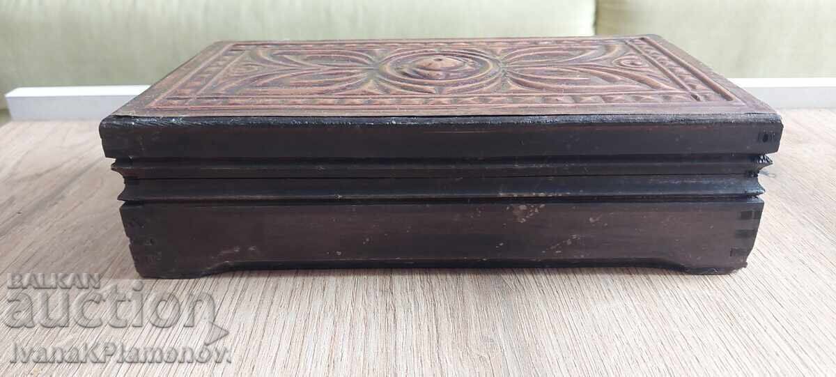 Cutie din lemn, feronerie cupru, pentru cunoscători cu preț € 17.00 | 33.25 BGN Cutie din lemn, feronerie cupru, pentru cunoscători cu preț € 17.00 | 33.25 BGN