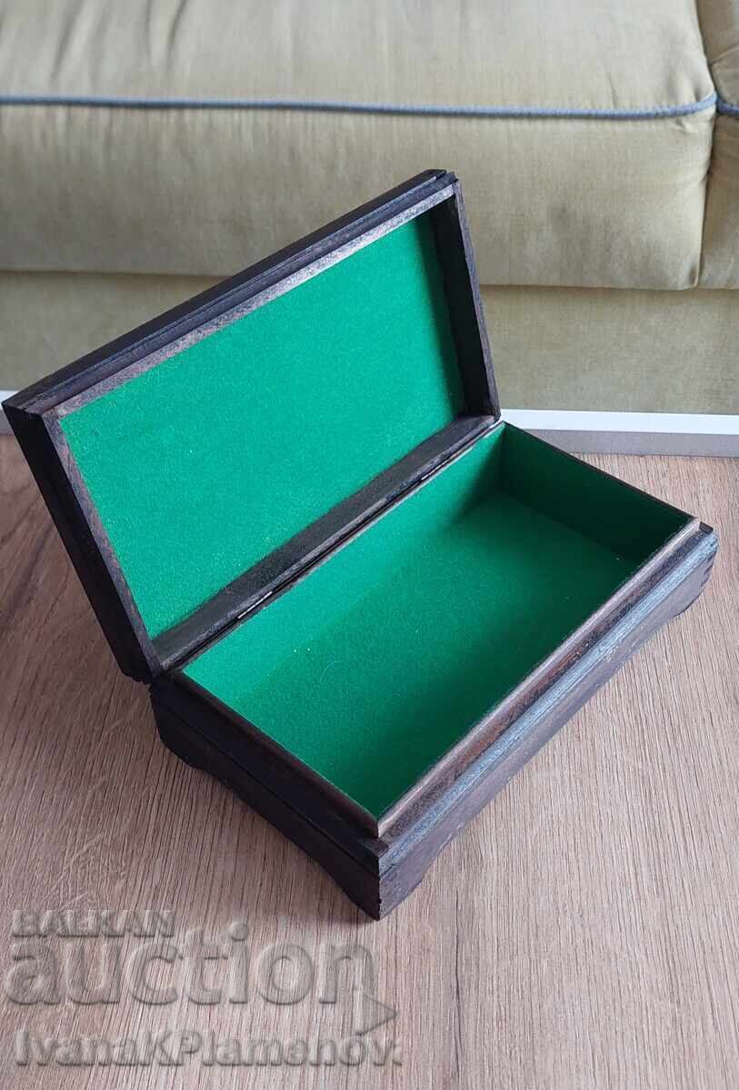 Δημοπρασία Κουτί ξύλινο με χάλκινα εξαρτήματα για γνώστες