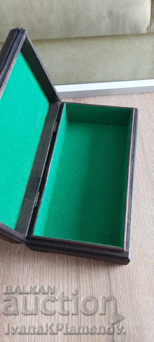 Livrarea Cutie din lemn, feronerie cupru, pentru cunoscători Livrarea Cutie din lemn, feronerie cupru, pentru cunoscători