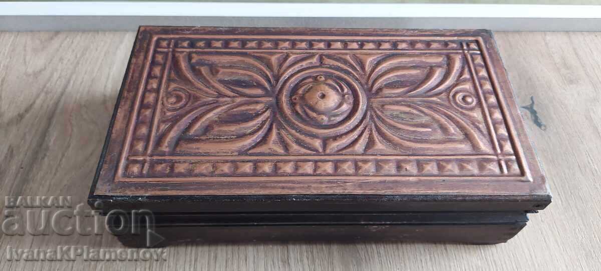 Κουτί ξύλινο με χάλκινα εξαρτήματα για γνώστες