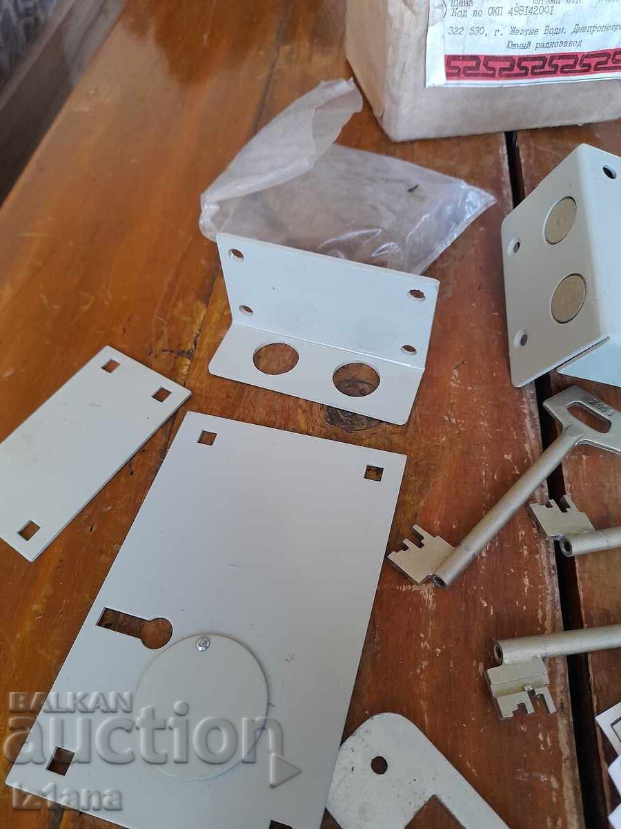 Delivery of Old additional lock, latch Lock Delivery of Old additional lock, latch Lock