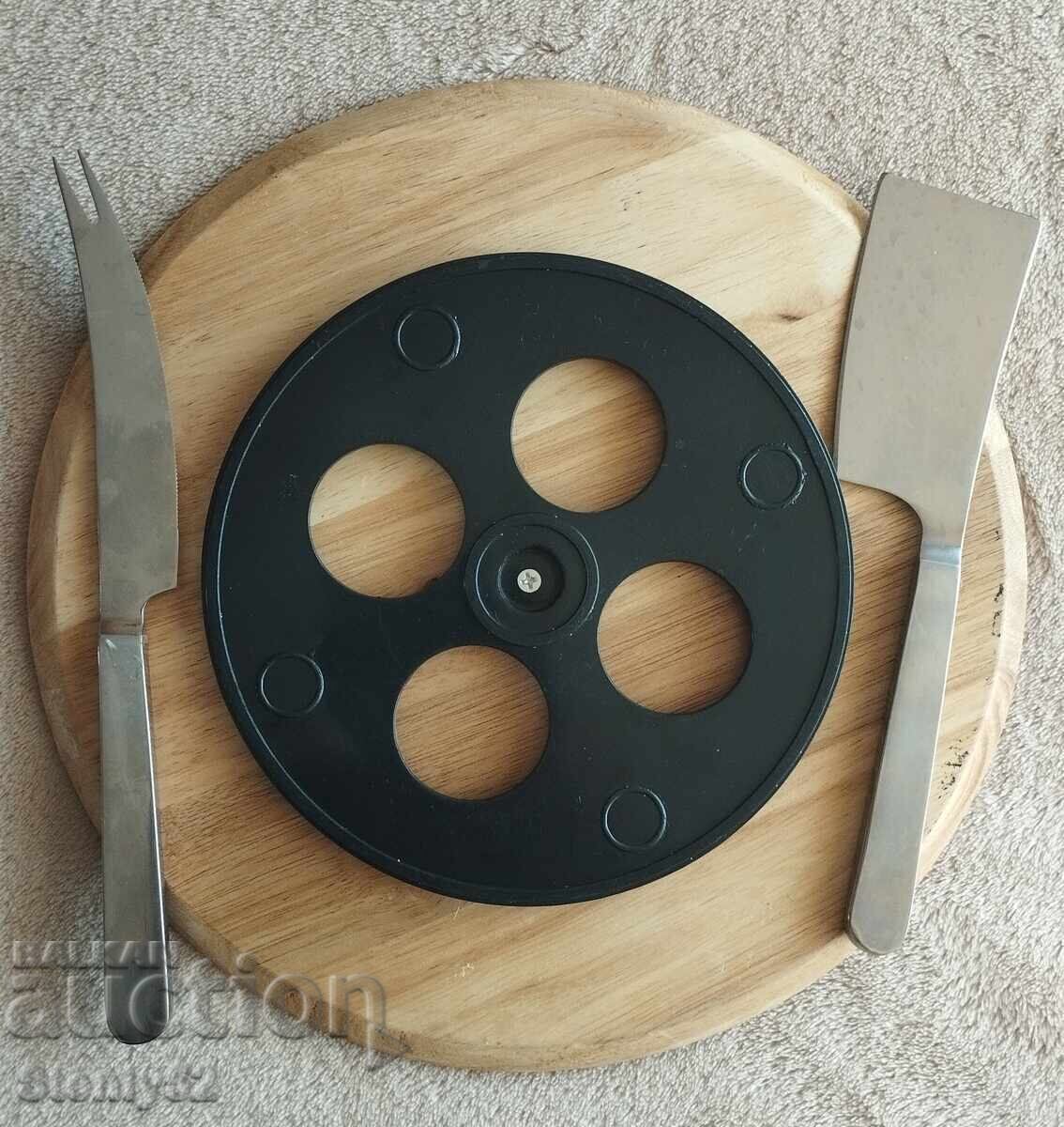 Plăcuță rotativă din lemn cu cuțit, furculiță și satâr cu preț € 30.00 | 58.68 BGN Plăcuță rotativă din lemn cu cuțit, furculiță și satâr cu preț € 30.00 | 58.68 BGN