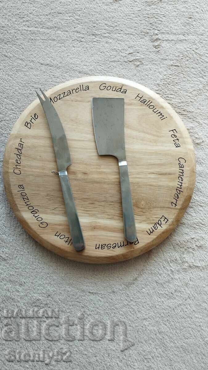 Ξύλινη περιστρεφόμενη σανίδα με μαχαίρι, πιρούνι και σατράκι