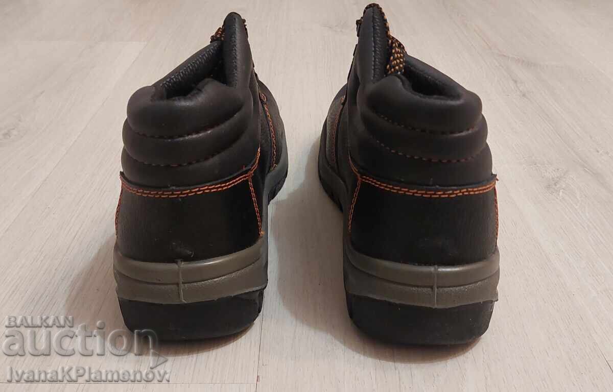 Livrarea Pantofi noi pentru barbati marimea 45