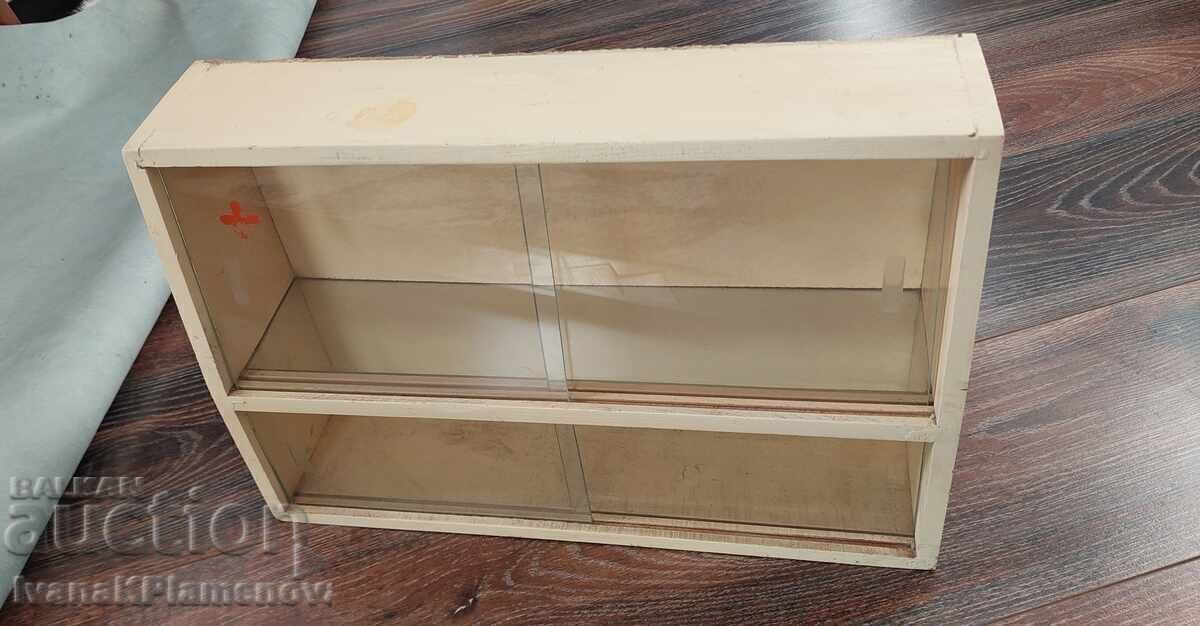 Livrarea Trusă medicală de pe vremea comuniștilor pentru colecționari