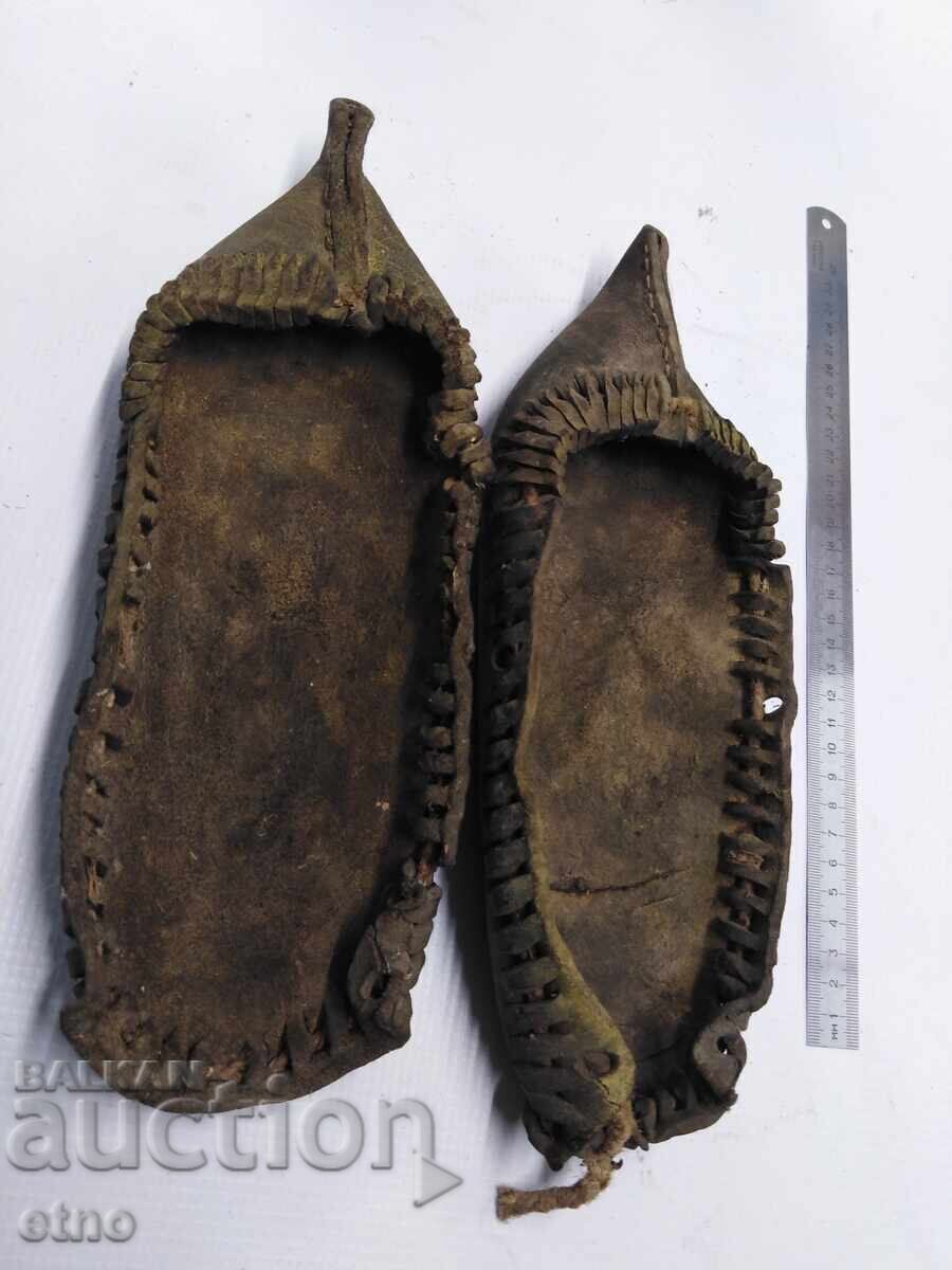 Παράδοση Αυθεντικά τσαρούχια από δέρμα μοσχαριού Παράδοση Αυθεντικά τσαρούχια από δέρμα μοσχαριού