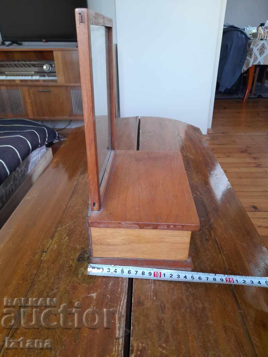 Veche toaletă din lemn cu preț 100.00 BGN | € 51.13 Veche toaletă din lemn cu preț 100.00 BGN | € 51.13