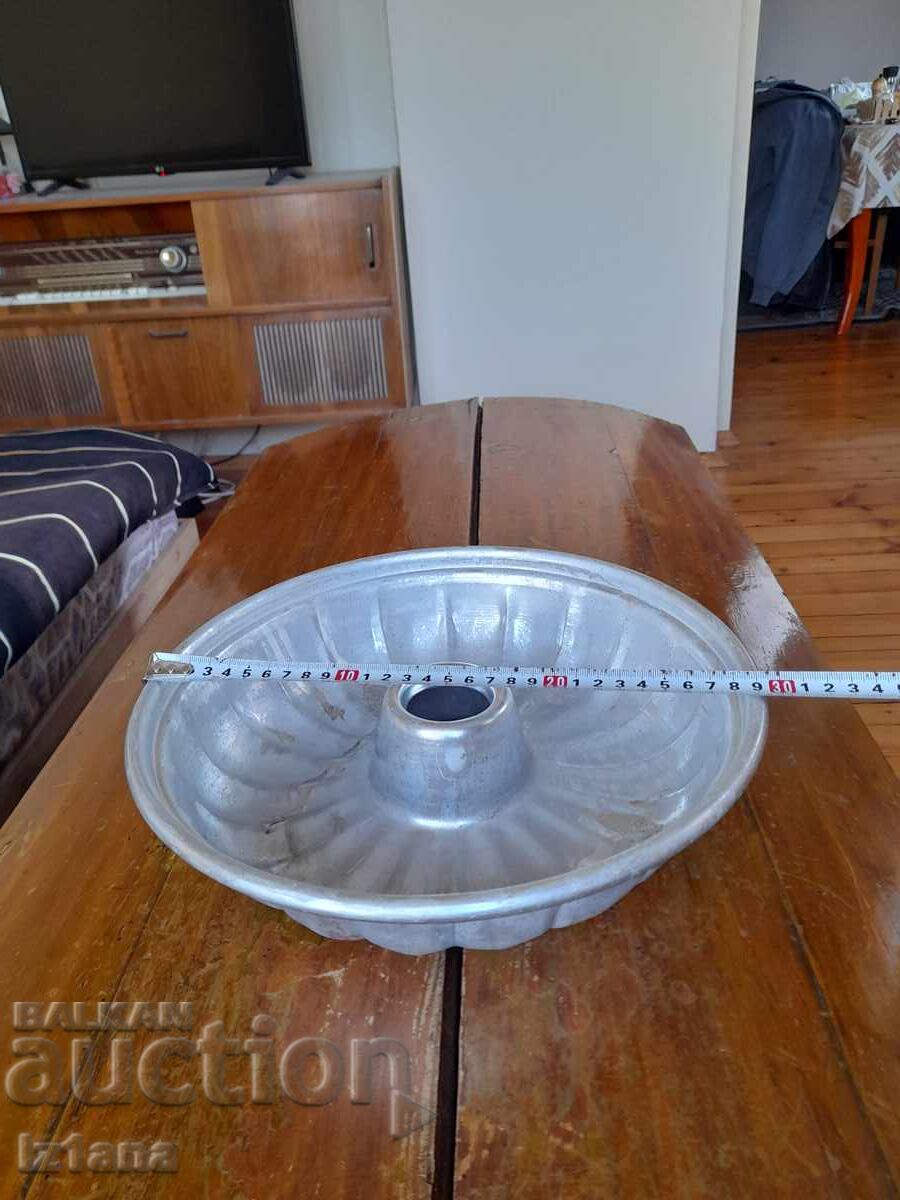 Auction  Old aluminum cake pan