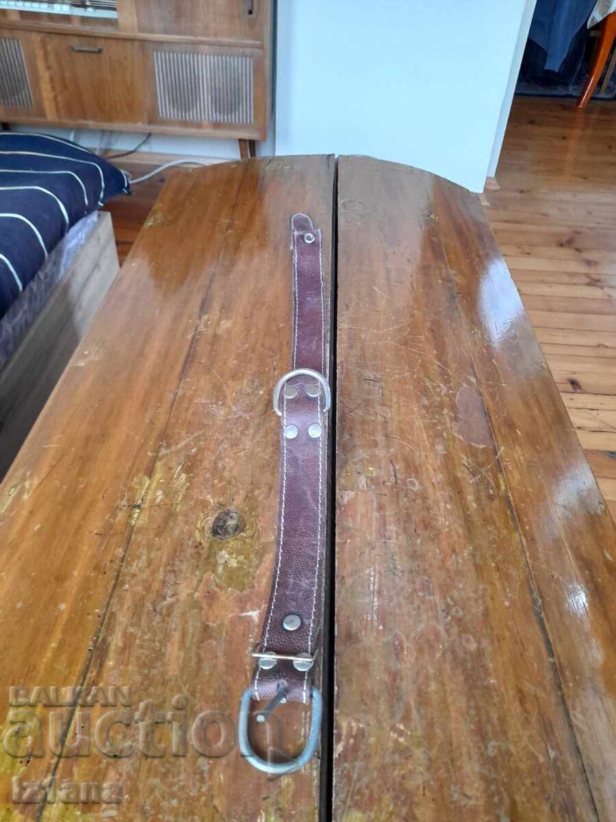 Lesă veche din piele pentru animale de companie cu preț 27.00 BGN | € 13.80 Lesă veche din piele pentru animale de companie cu preț 27.00 BGN | € 13.80