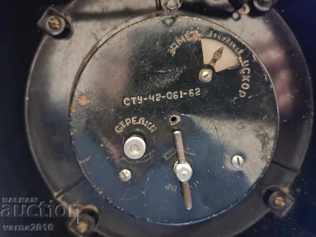 Аукцион РЯДЪК  МЕХАНИЧЕН ЧАСОВНИК БАКЕЛИТ /СССР 1940г