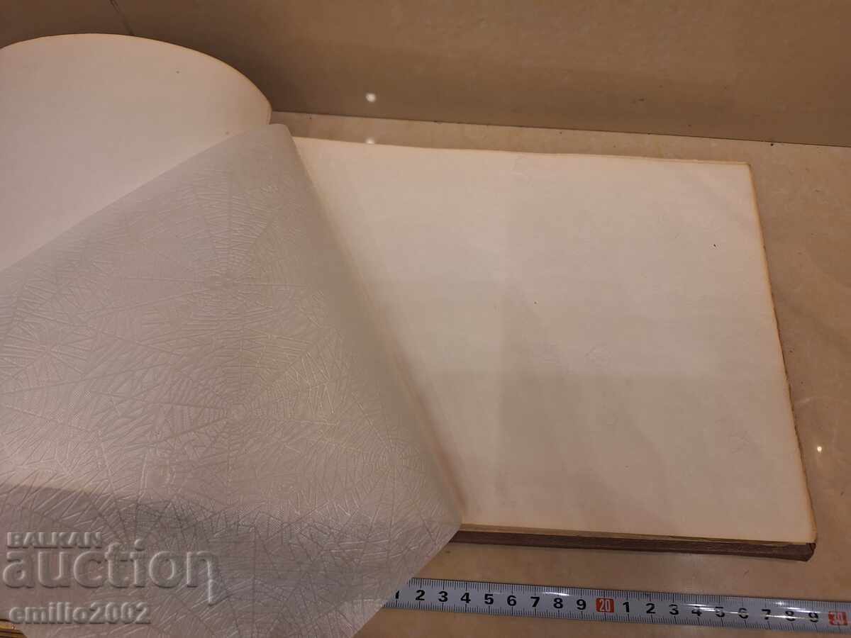 Album foto retro social cu preț 5.00 BGN | € 2.56 Album foto retro social cu preț 5.00 BGN | € 2.56