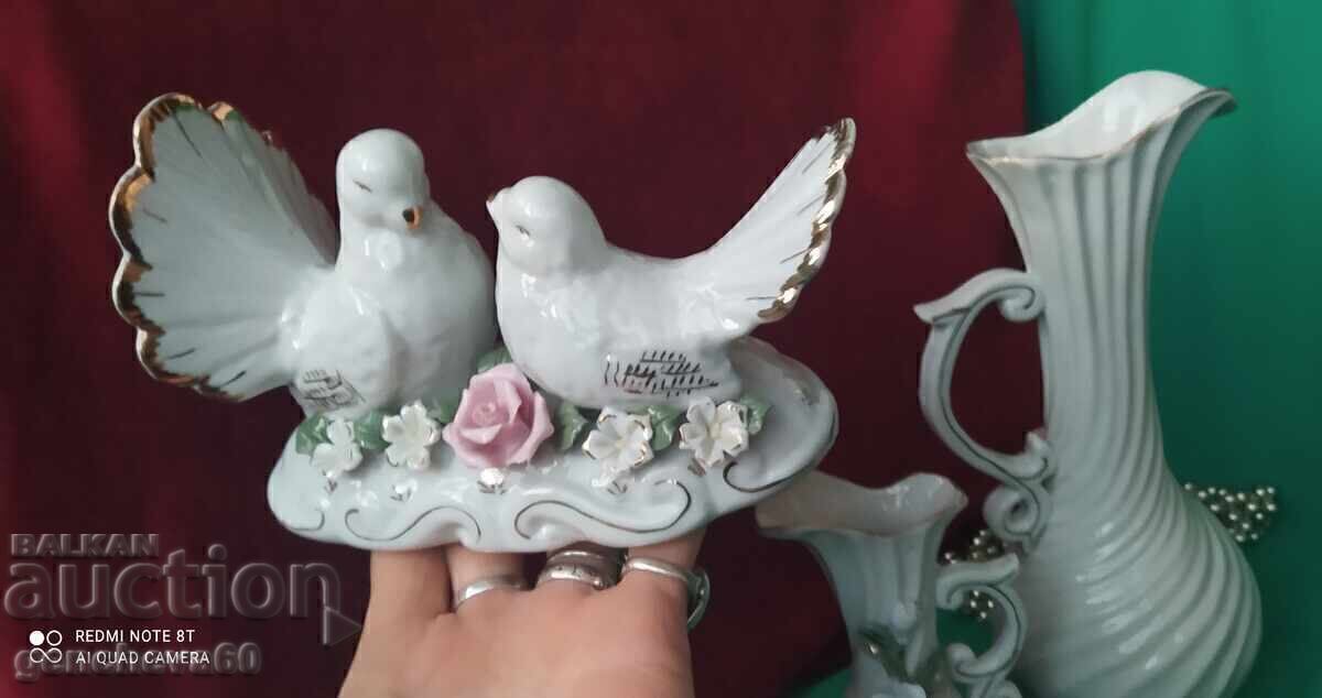 Licitație LOT DE PORȚELAN Două porumbei și vaze frumoase Licitație LOT DE PORȚELAN Două porumbei și vaze frumoase