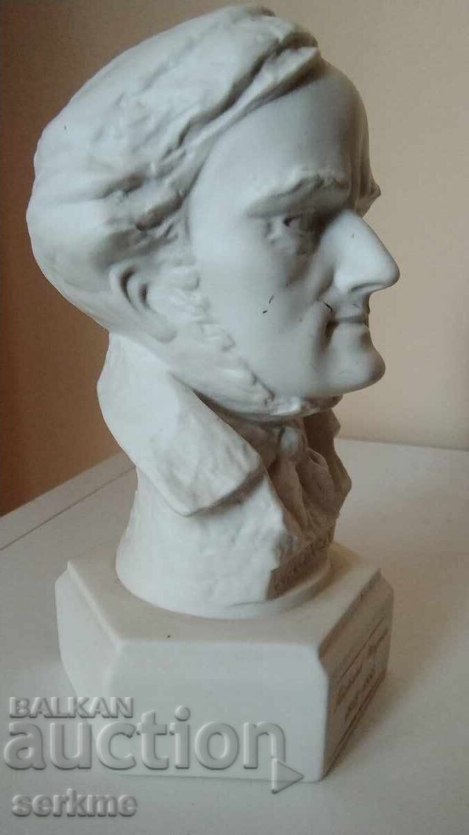 Figurină de porțelan cu preț 40.00 BGN | € 20.45 Figurină de porțelan cu preț 40.00 BGN | € 20.45