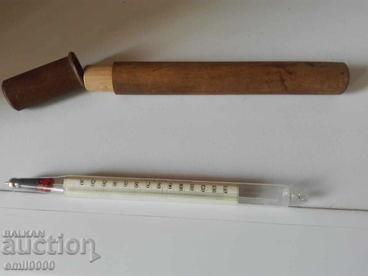 Стар термометър за мляко. Стар термометър за мляко.