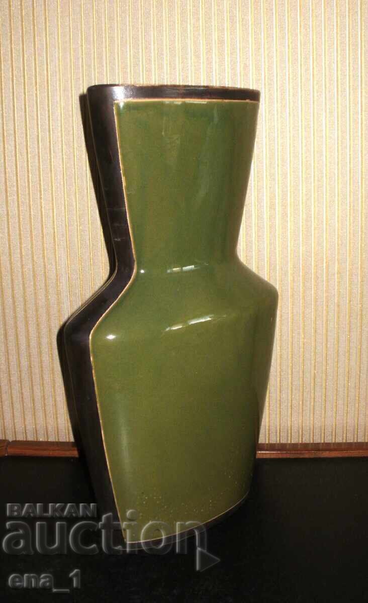 Delivery of Original large Vietnamese vase/vessel for dried flowers