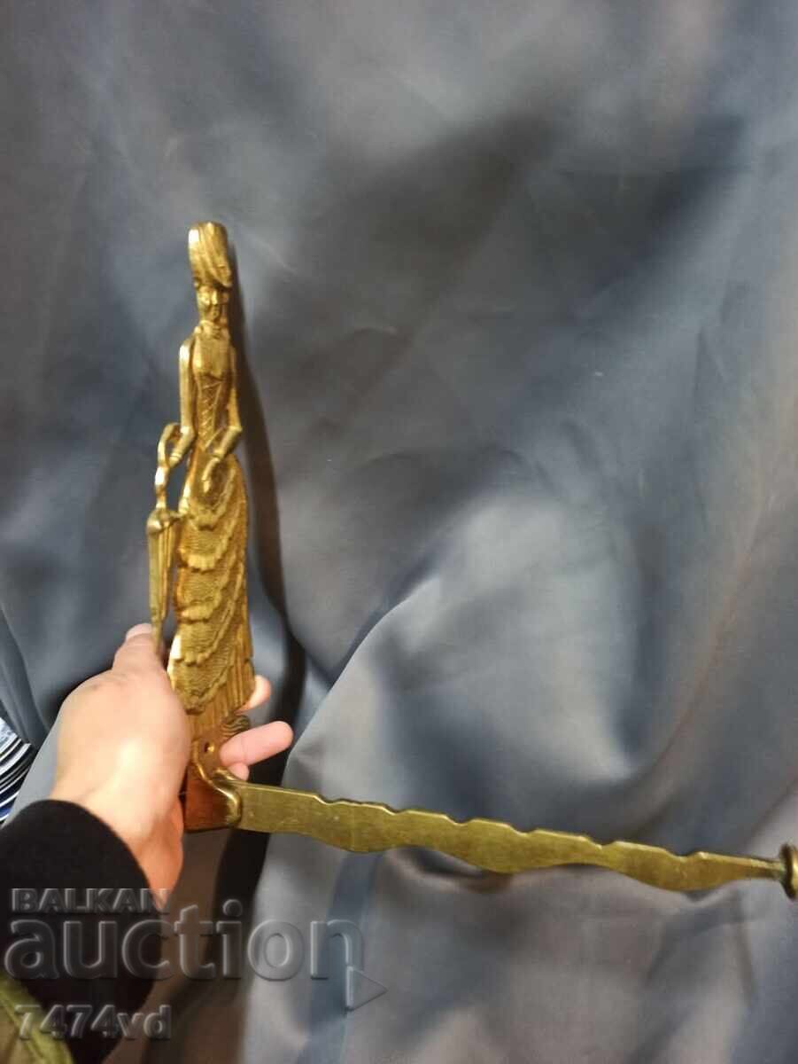 Χάλκινη κινητή κρεμάστρα με όμορφη κυρία με τιμή 60.00 BGN | € 30.68 Χάλκινη κινητή κρεμάστρα με όμορφη κυρία με τιμή 60.00 BGN | € 30.68