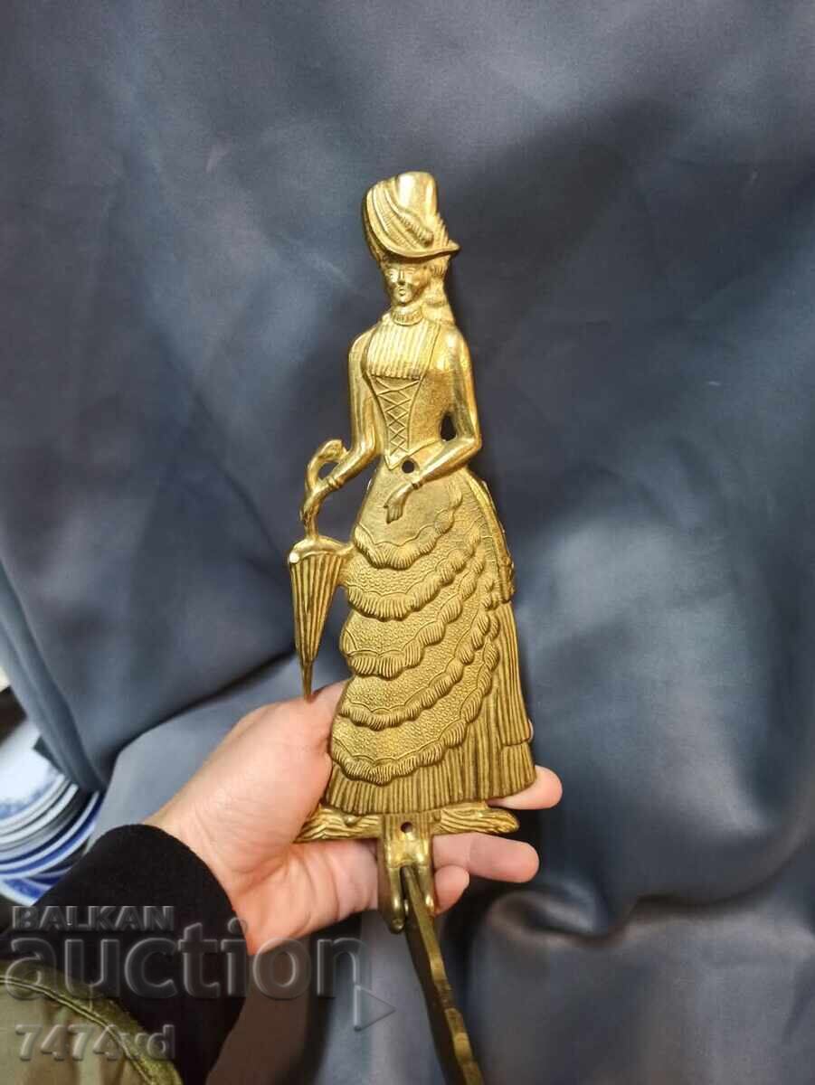 Δημοπρασία Χάλκινη κινητή κρεμάστρα με όμορφη κυρία Δημοπρασία Χάλκινη κινητή κρεμάστρα με όμορφη κυρία