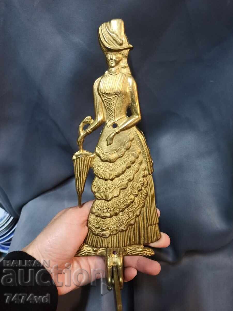 Παράδοση Χάλκινη κινητή κρεμάστρα με όμορφη κυρία Παράδοση Χάλκινη κινητή κρεμάστρα με όμορφη κυρία