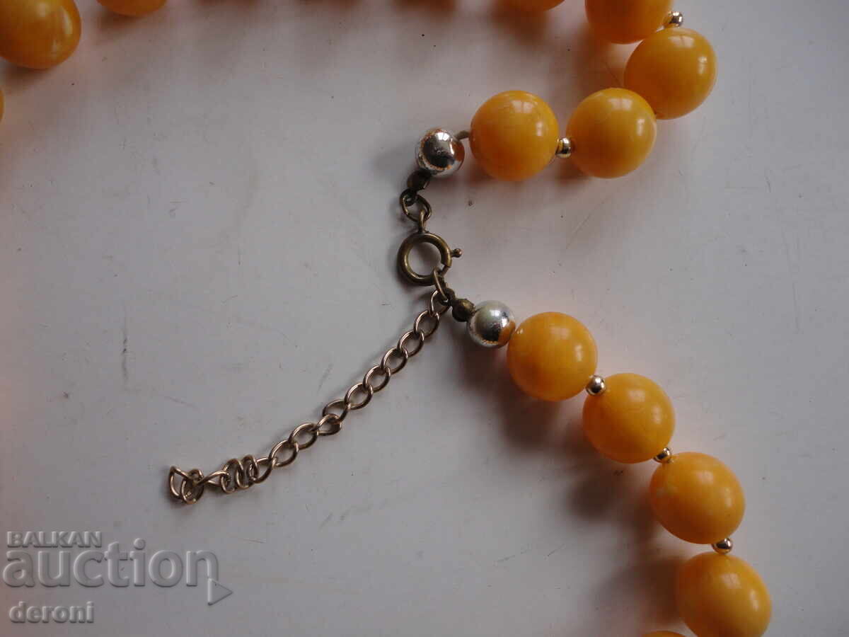 Delivery of Bakelite Necklace Delivery of Bakelite Necklace