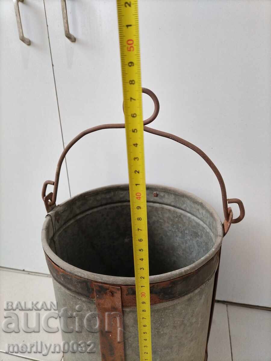 Auction Galvanized bucket, well bucket, metal container Auction Galvanized bucket, well bucket, metal container