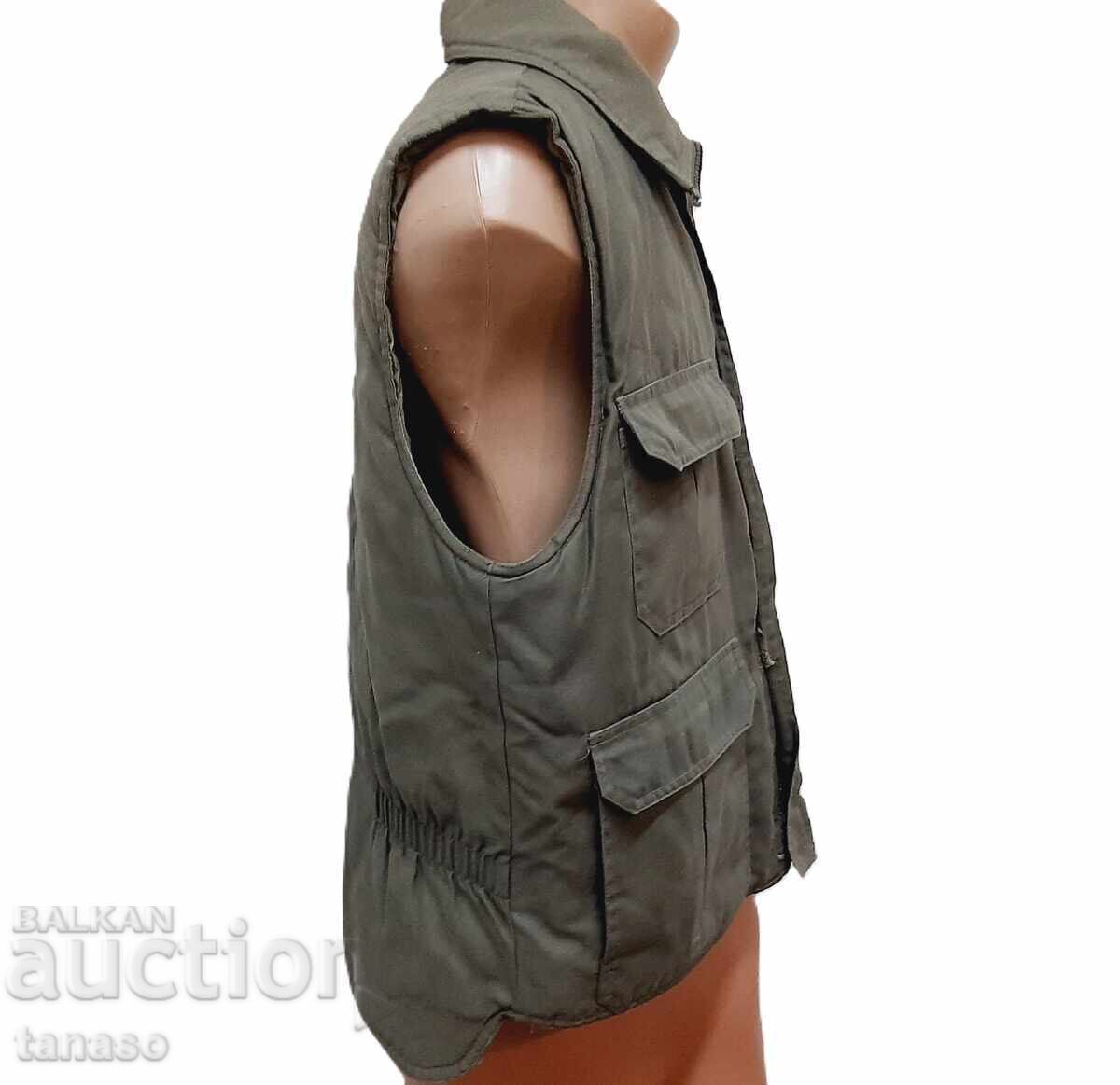 Vestă matlasată, verde, militară (18.2) cu preț € 21.00 | 41.07 BGN