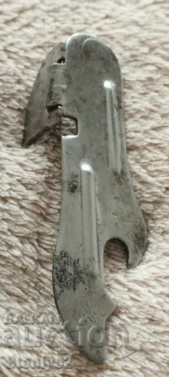 Vechi deschizător de conserve și sticle, model sovietic cu preț 5.00 BGN | € 2.56 Vechi deschizător de conserve și sticle, model sovietic cu preț 5.00 BGN | € 2.56