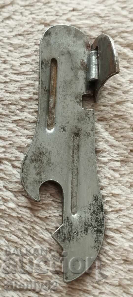 Vechi deschizător de conserve și sticle, model sovietic Vechi deschizător de conserve și sticle, model sovietic
