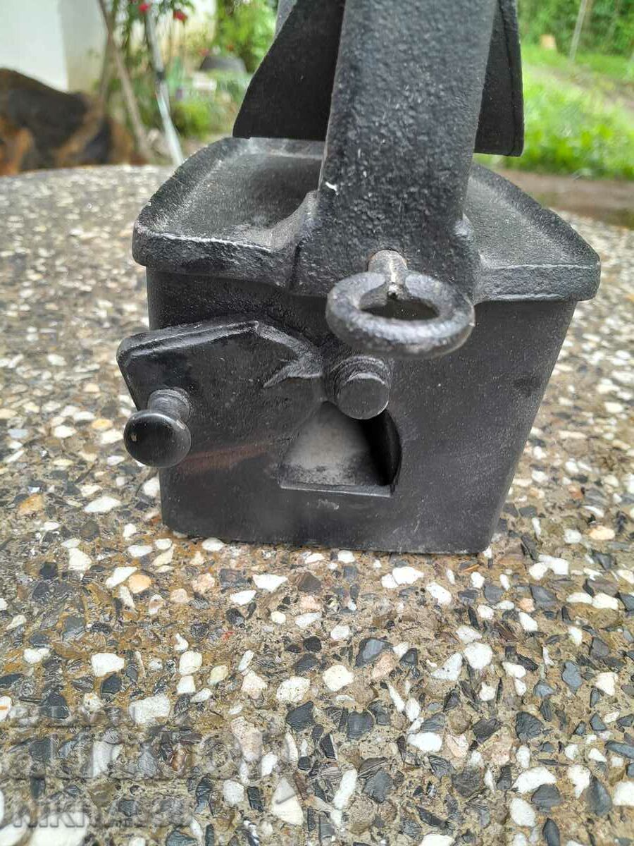 Рядка ютия на жар с комин с цена 135.00 лв. | € 69.02 Рядка ютия на жар с комин с цена 135.00 лв. | € 69.02