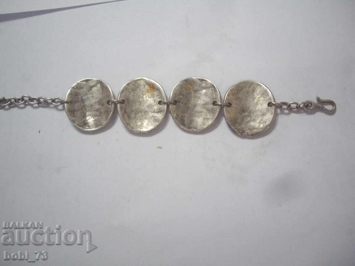 Brățară veche interesantă din argint cu preț 80.00 BGN | € 40.90 Brățară veche interesantă din argint cu preț 80.00 BGN | € 40.90