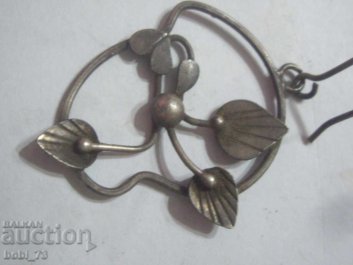 Cercel cu preț 8.00 BGN | € 4.09 Cercel cu preț 8.00 BGN | € 4.09