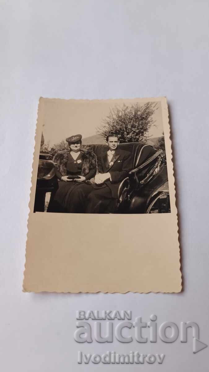 Снимка Мъж и жена в карета Снимка Мъж и жена в карета