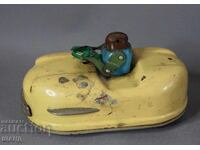 Παλιό, σπάνιο μεταλλικό μηχανικό παιχνίδι αυτοκίνητο που συγκρούεται