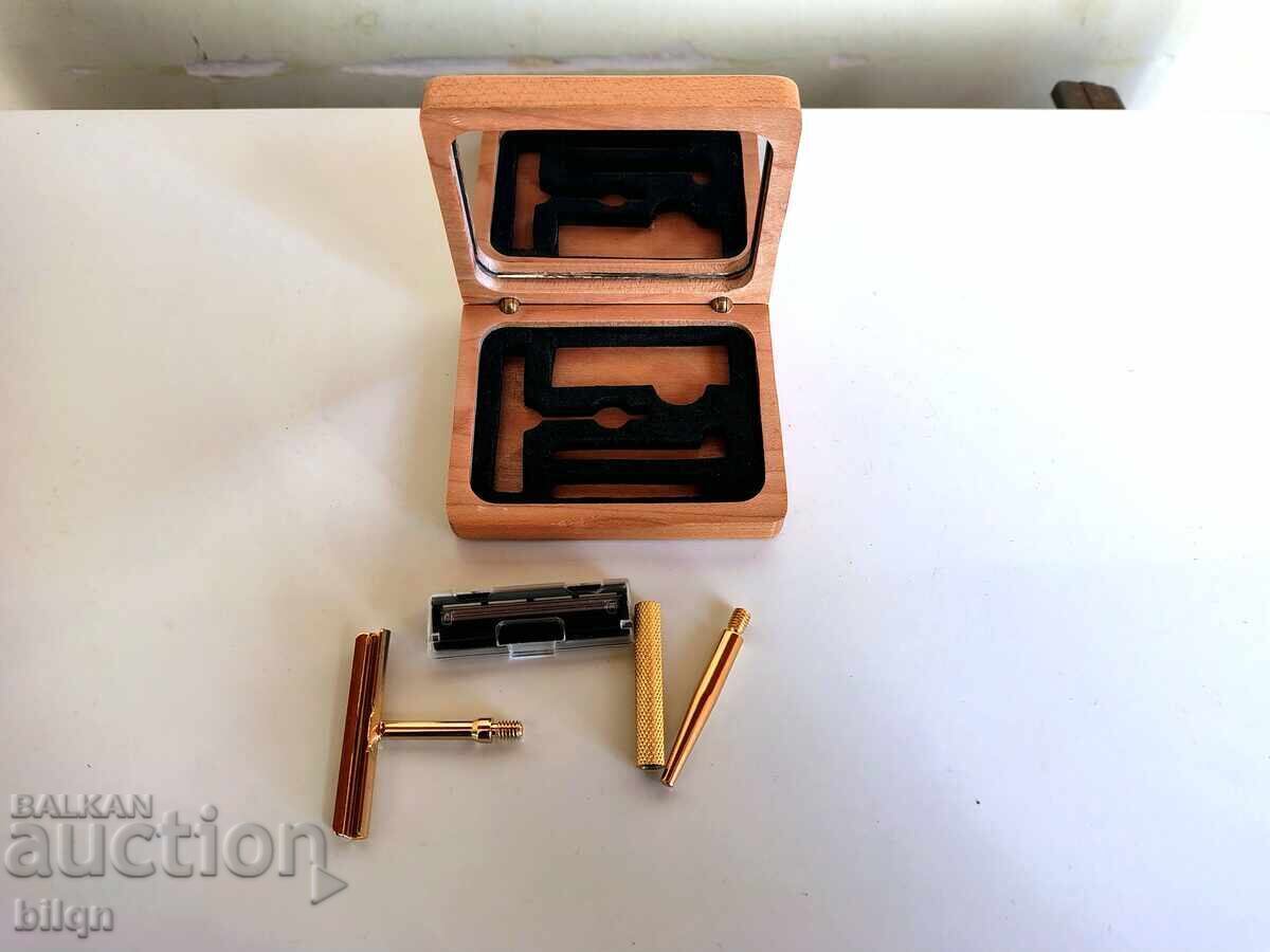 Auction Rare Collector's Gold-Plated Razor Auction Rare Collector's Gold-Plated Razor