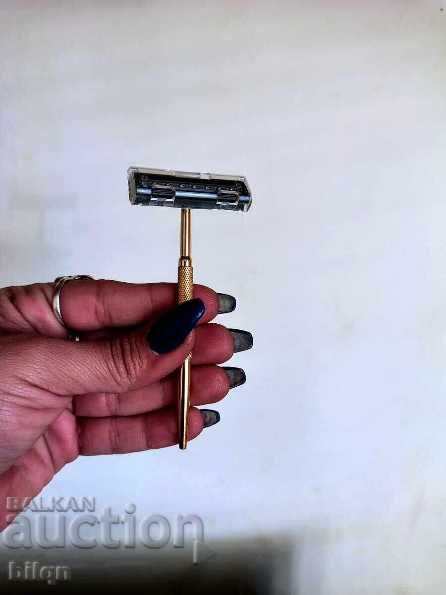 Delivery of Rare Collector's Gold-Plated Razor Delivery of Rare Collector's Gold-Plated Razor
