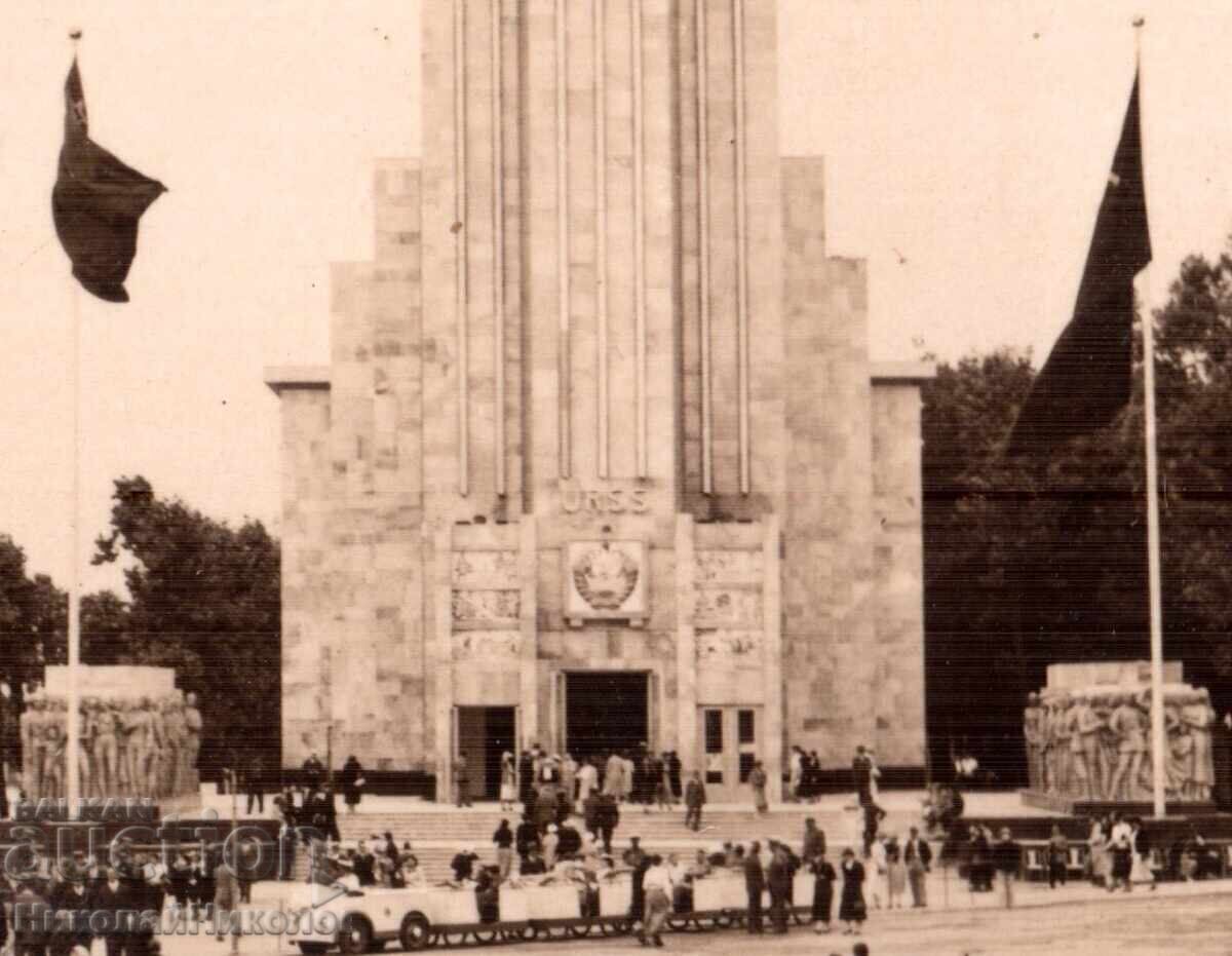 Licitație 1937 FOTOGRAFIE MICĂ VECHE EXPOZIȚIA DE LA PARIS PAVILIONUL URSS D603