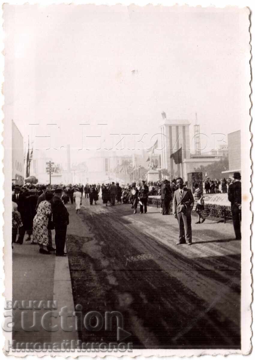 1937 FOTOGRAFIE MICĂ VECHE PARIS BULGARI LA EXPOZIȚIE D607