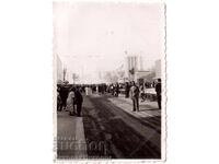 1937 МАЛКА СТАРА СНИМКА ПАРИЖ БЪЛГАРИ НА ИЗЛОЖЕНИЕТО Д607