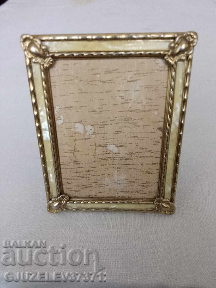 Rame foto vintage cu stativ din metal și sidef în Rame foto vintage cu stativ din metal și sidef în
