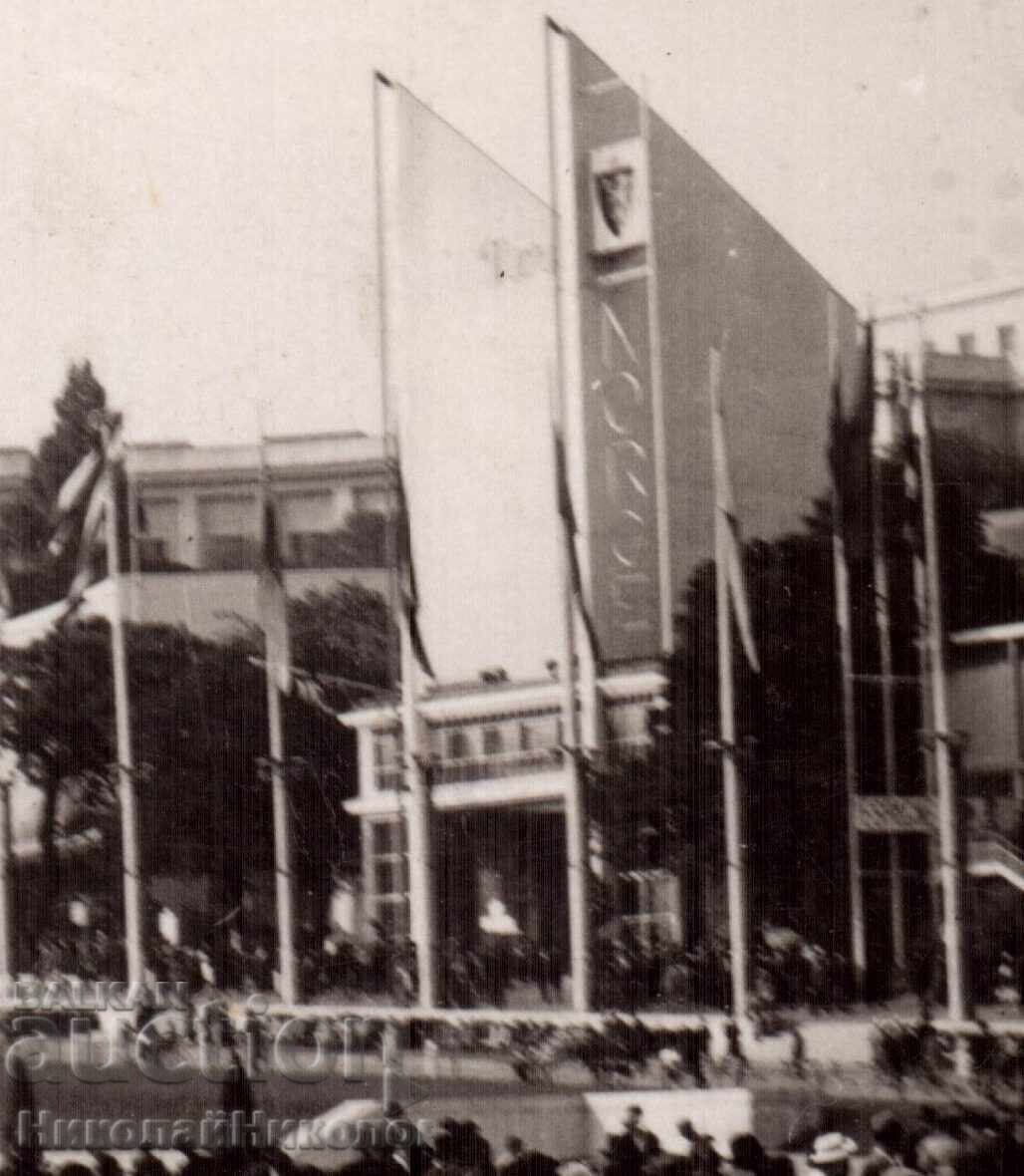 1937 FOTOGRAFIE MICĂ VECHE PARIS BULGARI LA EXPOZIȚIE D608 cu preț € 1.50 | 2.93 BGN