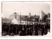 1937 МАЛКА СТАРА СНИМКА ПАРИЖ БЪЛГАРИ НА ИЗЛОЖЕНИЕТО Д608