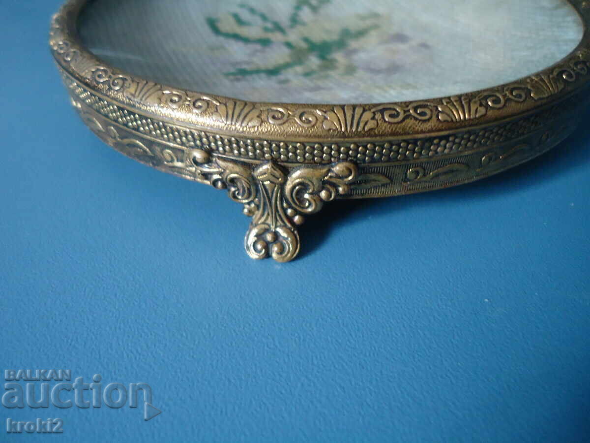 Παράδοση Παλιό όμορφο ορειχάλκινο τασάκι