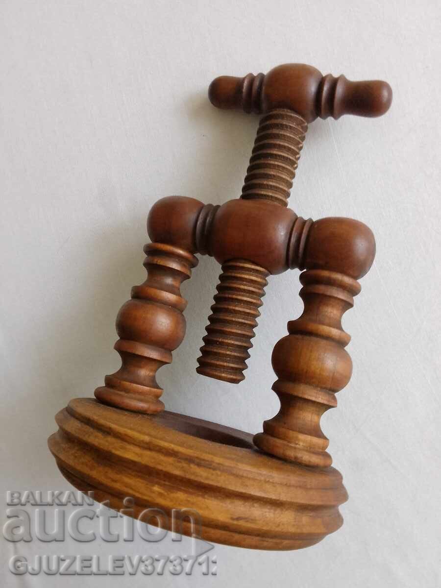 Oak press for walnuts and nuts, 18th century