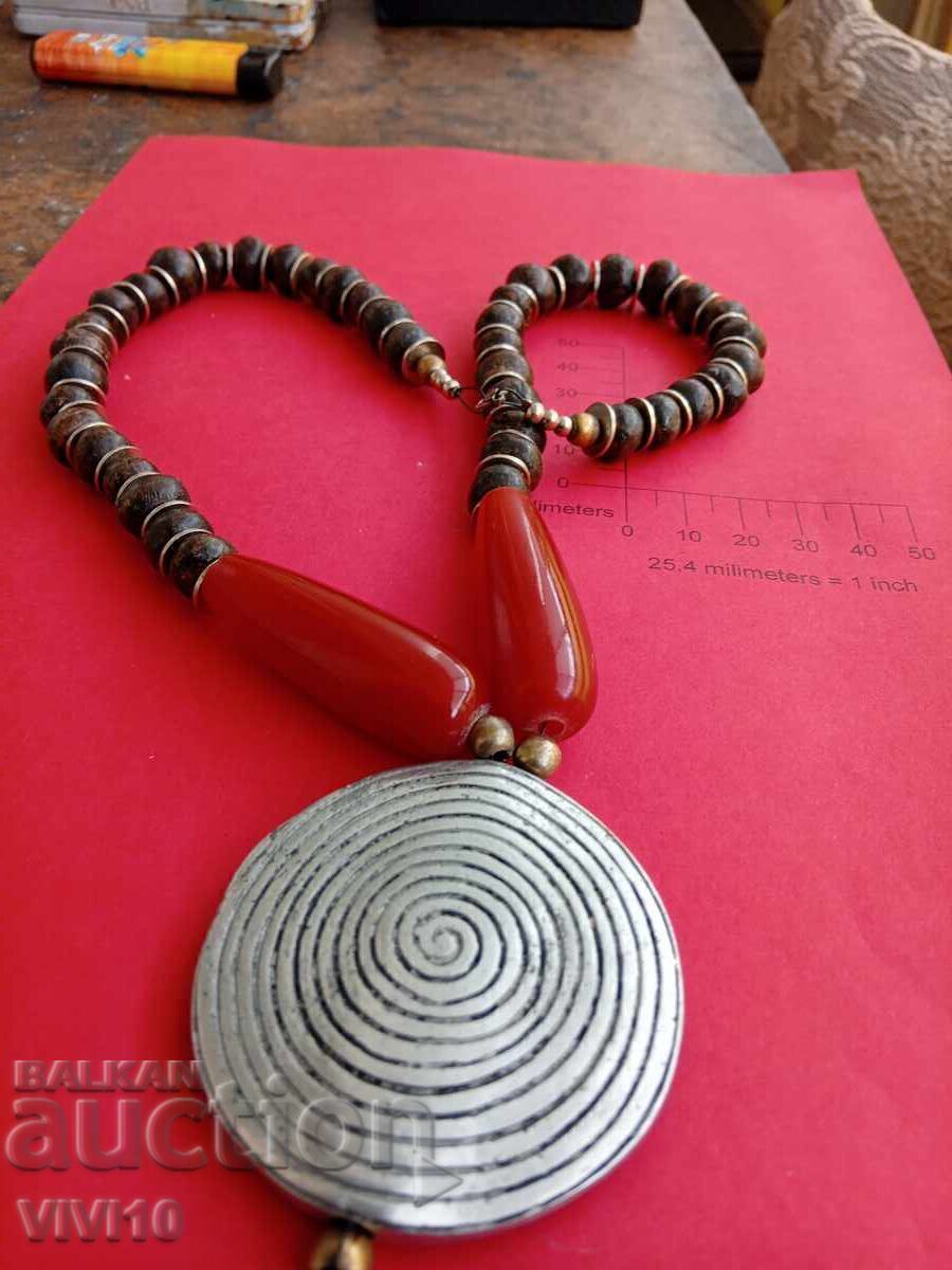 Αρχαίο κολιέ με κεχριμπάρι Αρχαίο κολιέ με κεχριμπάρι