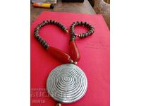 Αρχαίο κολιέ με κεχριμπάρι