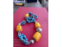 Старинно колие с кехлибар