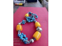 Αρχαίο κολιέ με κεχριμπάρι