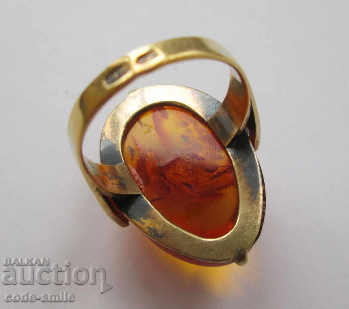 Inel mare vechi de argint pentru damă cu chihlimbar natural URSS cu preț 95.00 BGN | € 48.57