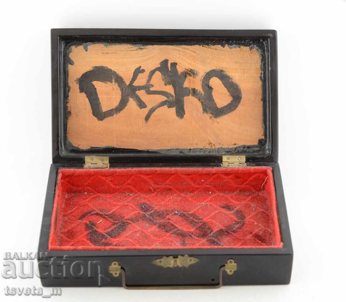 Antique jewelry box, black lacquer and mother-of-pearl inlay with price 40.00 BGN | € 20.45 Antique jewelry box, black lacquer and mother-of-pearl inlay with price 40.00 BGN | € 20.45