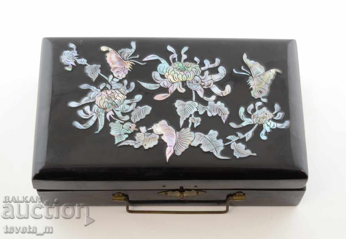 Delivery of Antique jewelry box, black lacquer and mother-of-pearl inlay Delivery of Antique jewelry box, black lacquer and mother-of-pearl inlay
