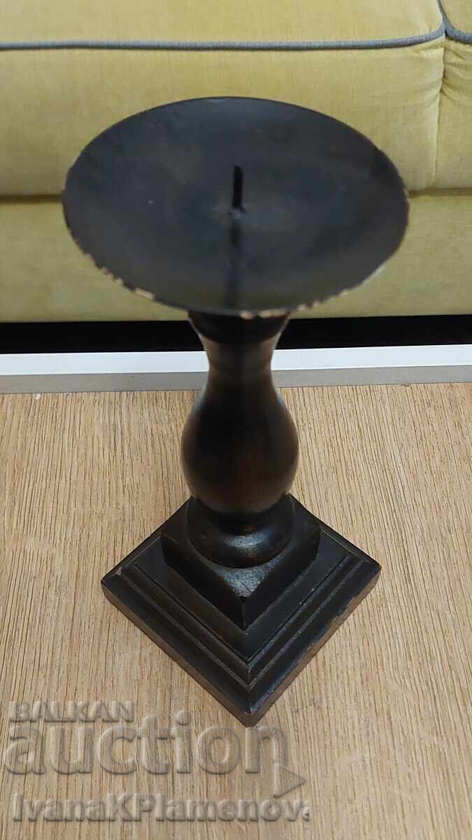 Sfeșnic sculptat în lemn pentru cunoscători cu preț 20.00 BGN | € 10.23 Sfeșnic sculptat în lemn pentru cunoscători cu preț 20.00 BGN | € 10.23